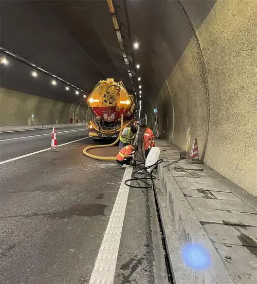 安化隧道排水渠清淤